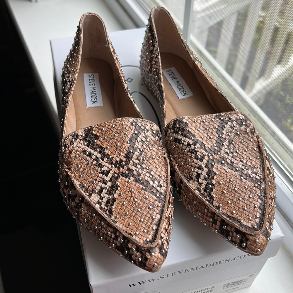 Steve Madden Feather Studded Loafer Tan Snakeskin size 8